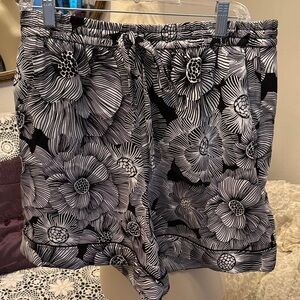 Express Black and White Floral Flowy Shorts with Pockets 🤩